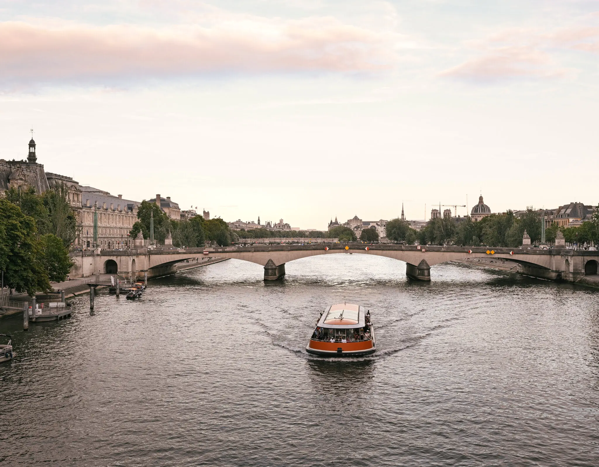 Паризький міст олімпійської радості та його насильницьке минуле